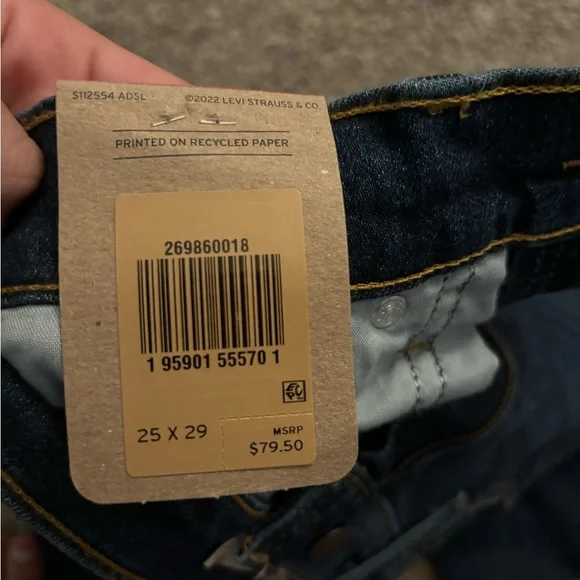 Size 25 mom style jeans from LEVIS. Never worn!!! - Picture 6 of 7
